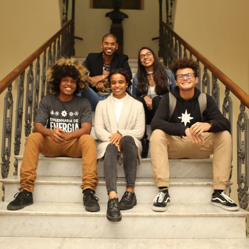 Na fileira de baixo, à esquerda, Rafael com seus colegas calouros de 2019/1  dos cursos de engenharia